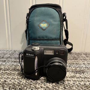 Nikon COOLPIX 885 3.2MP Digital Camera & Bag Black (E885) NOT TESTED